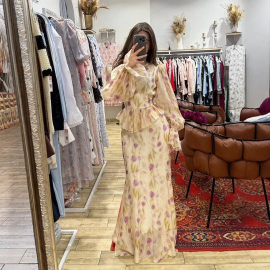 Damen Kleid aus transparentem Chiffon mit tailliertem Mieder, Rüschen-Schößchen und voluminösen Glockenärmeln Shop Nory
