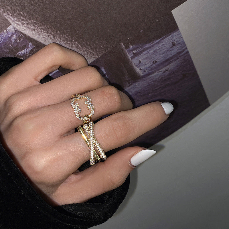 Damenring mit funkelndem Zirkonia-Element und modernen Gliederdetails Shop Nory