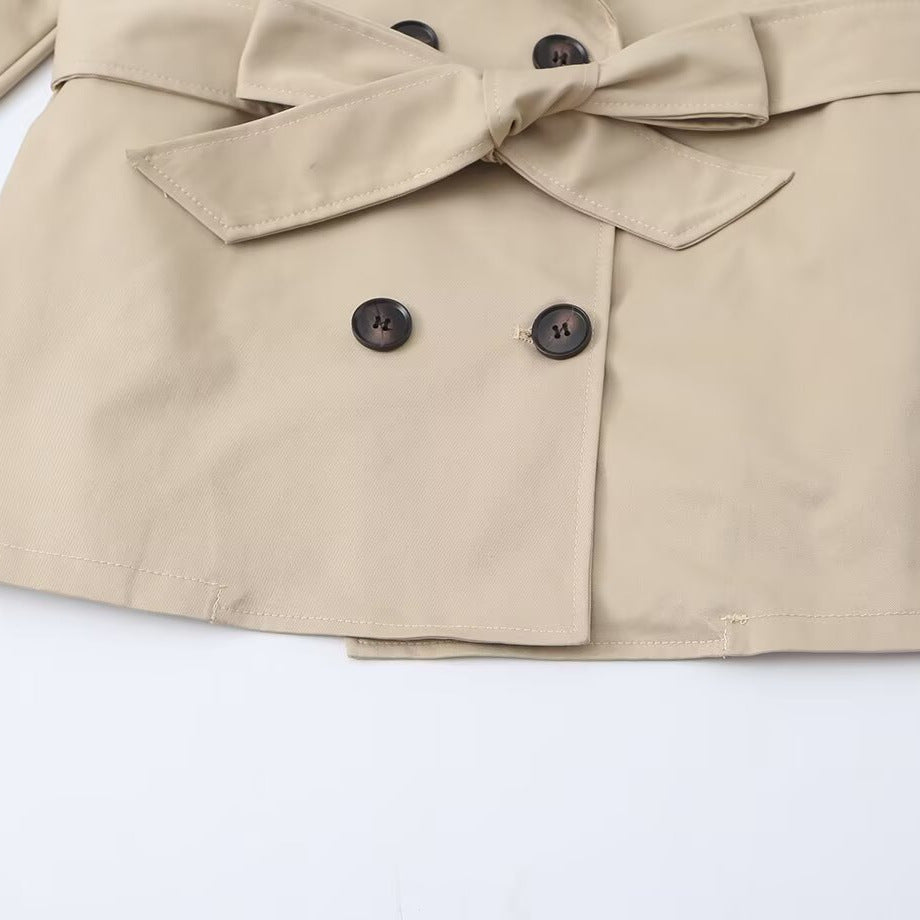 Damen Cropped Trenchjacke mit Taillengürtel, breitem Revers und Cape-Detail Shop Nory