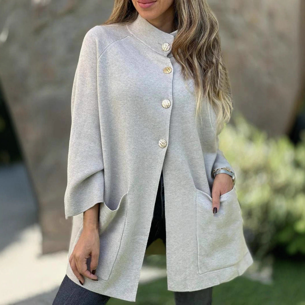Damen Oversize Cape-Cardigan mit Stehkragen, aufgesetzten Taschen und Zierknöpfen Shop Nory