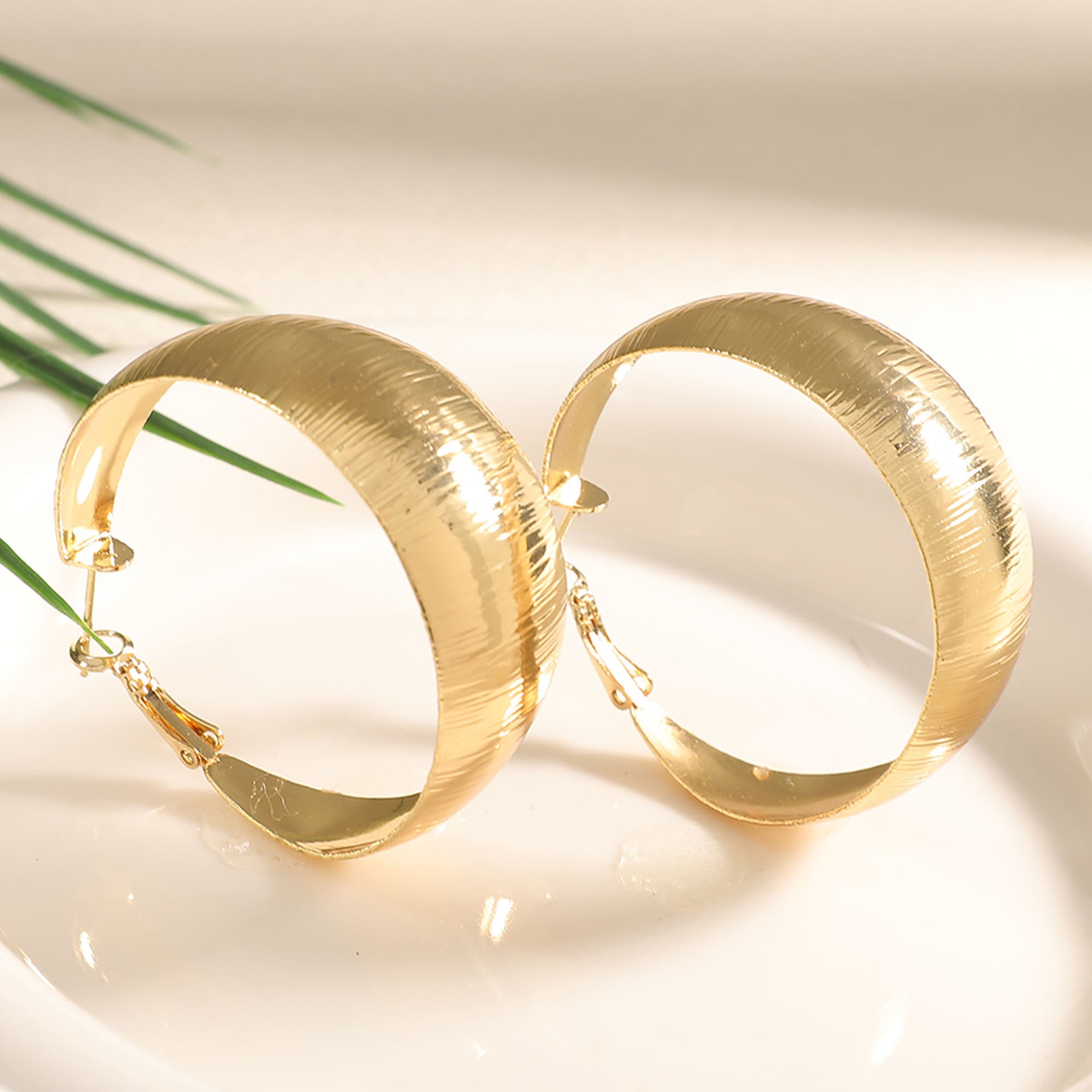 Damen Schmuckarmband mit ausgefallenem Rippenmuster Shop Nory