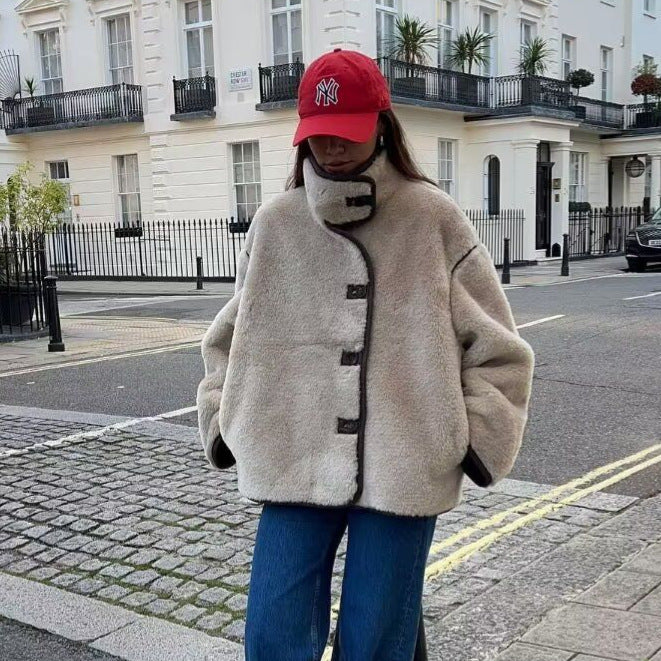 Damen Kurz geschnittener Oversize Teddy-Mantel mit Stehkragen und Kontrastpaspeln Shop Nory