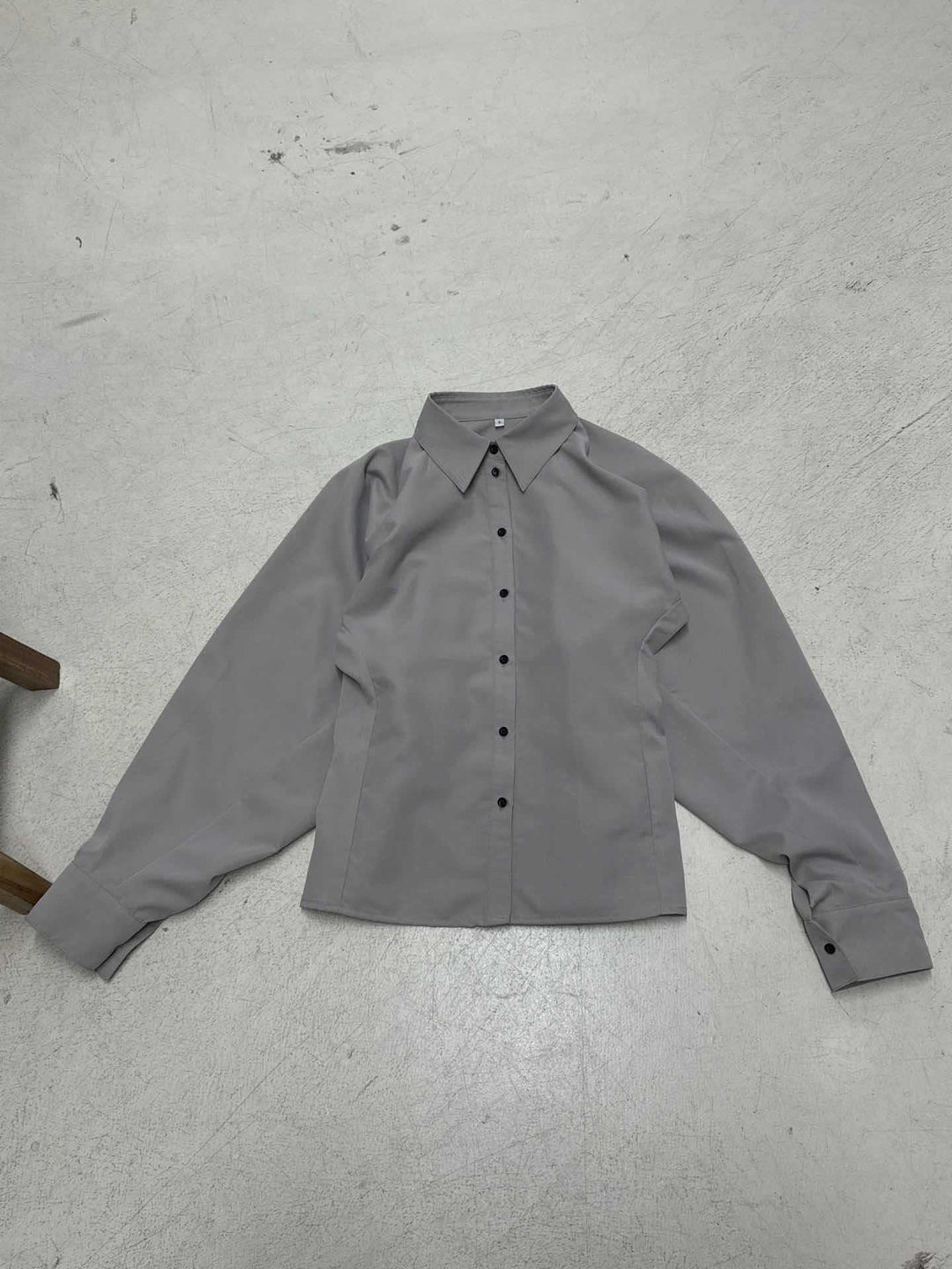 Damen nan taillierte Hemdbluse mit kastigen Ballonärmeln und spitzem Kragen Shop Nory