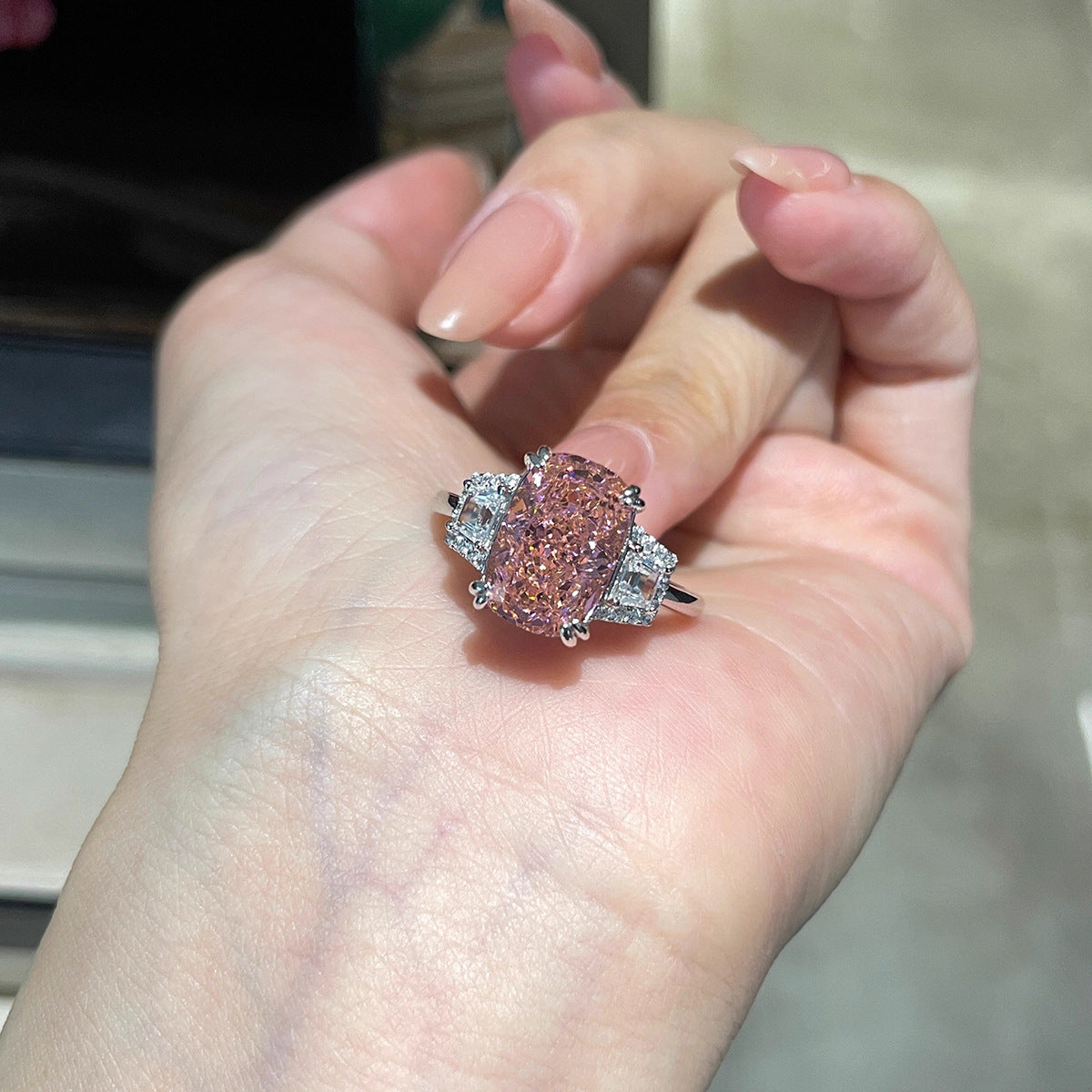 Damenring mit facettiertem, strahlendem Edelstein und filigranem Zirkonia-Besatz Shop Nory