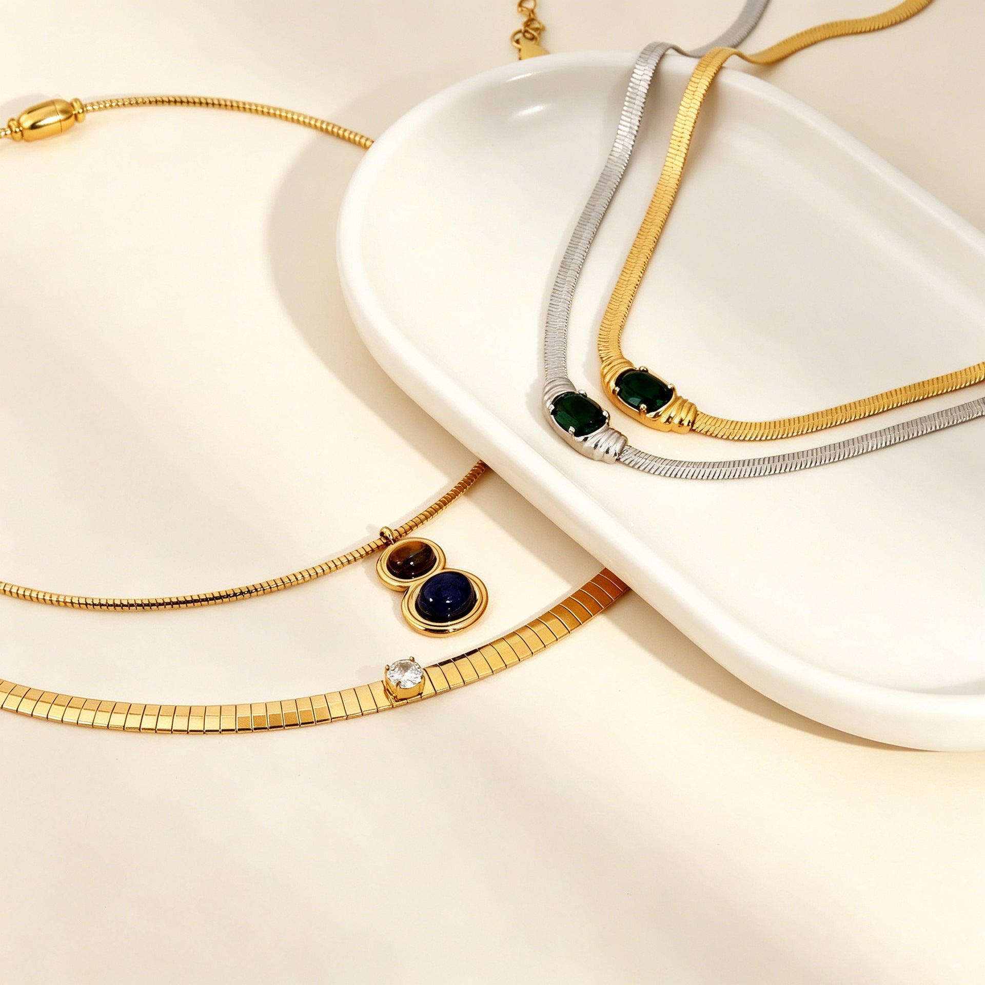 Damen elegante Halskette mit hochwertigem, grünem Zirkonia-Anhänger und edelgestaltetem Kettenmuster Shop Nory