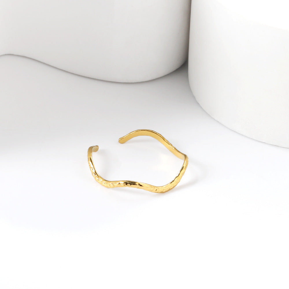 Damen Offener Ring mit filigranem Zickzack-Design aus goldplattiertem Edelstahl Shop Nory
