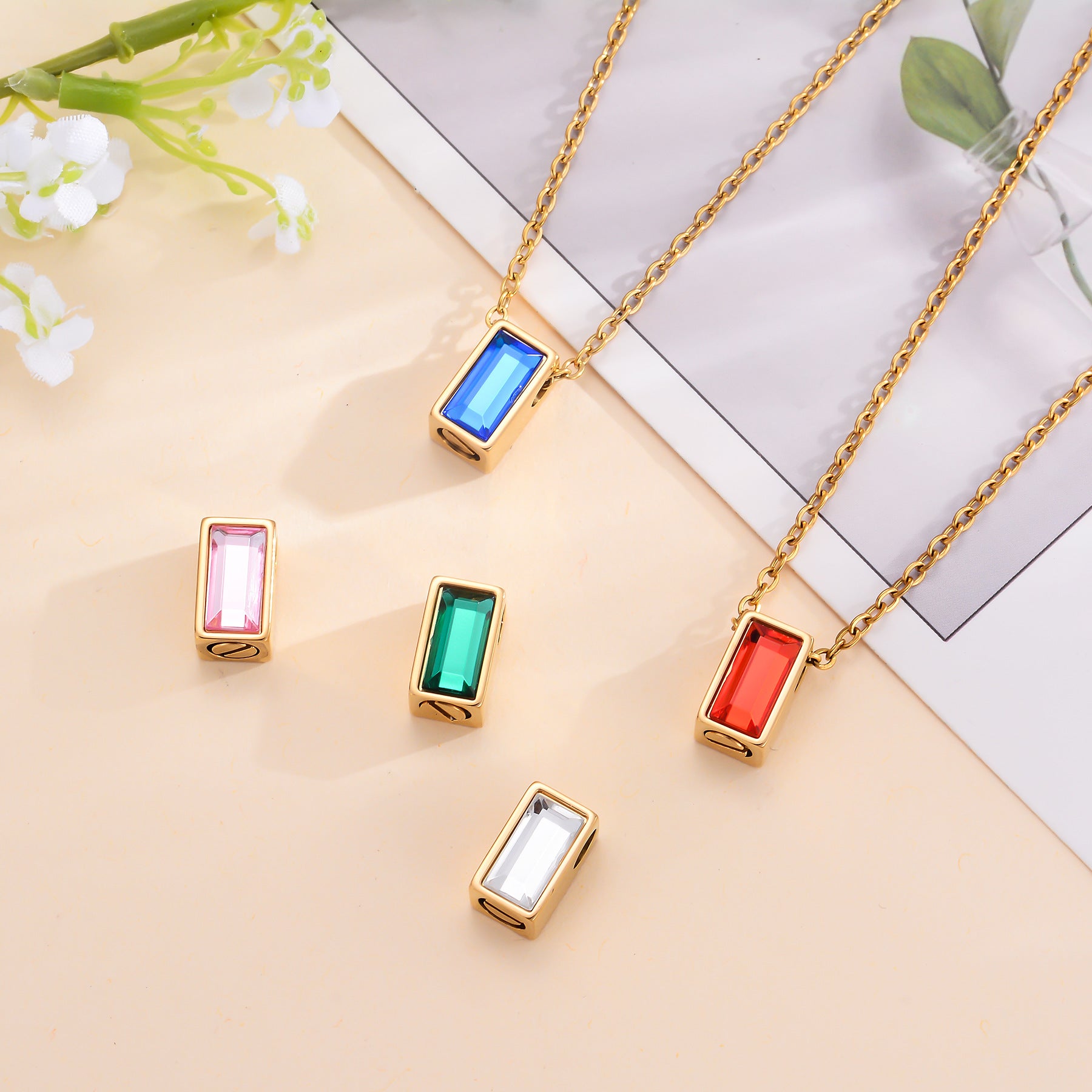 Damen Halskette mit elegantem rechteckigem Anhänger und funkelndem Stein Shop Nory