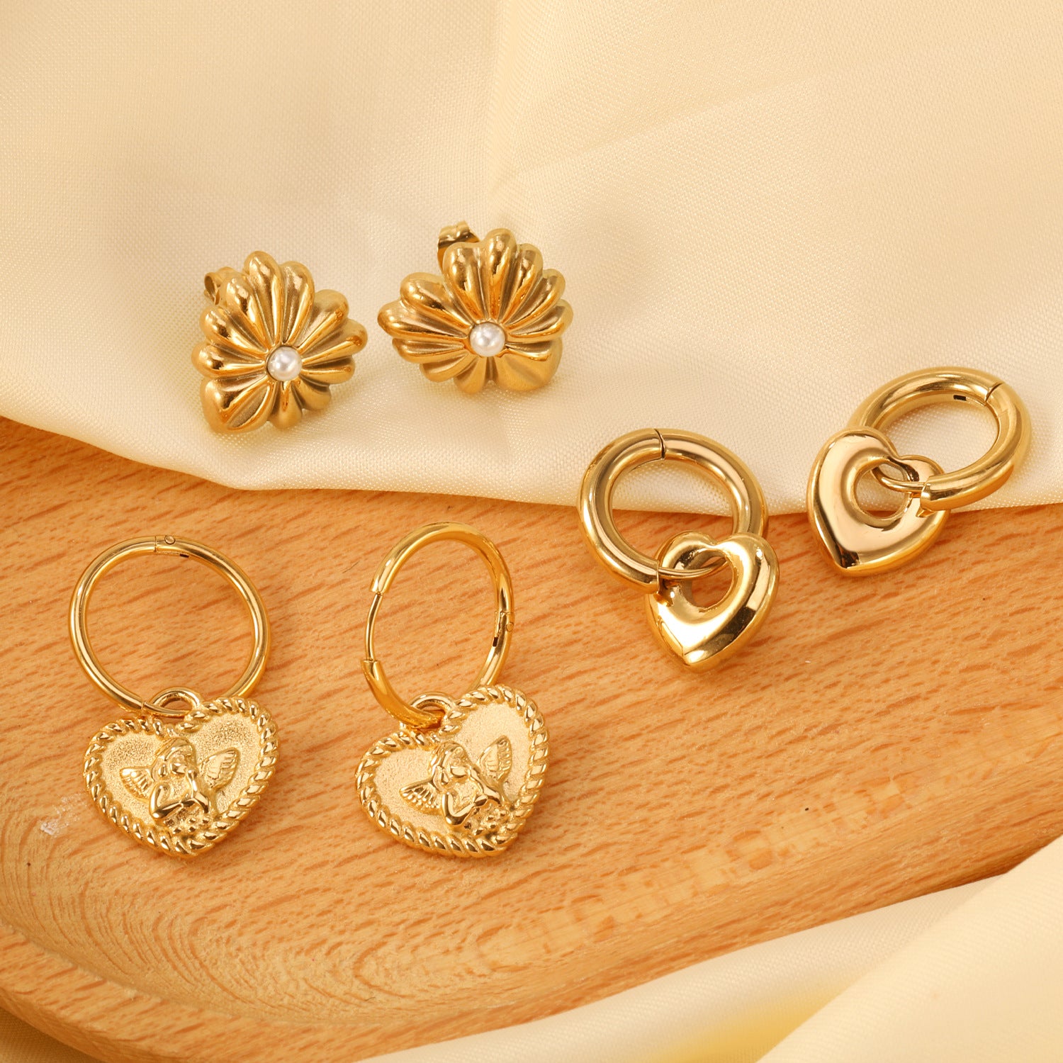 Damen Ohrstecker im floralen Design mit funkelndem Mittelstein Shop Nory