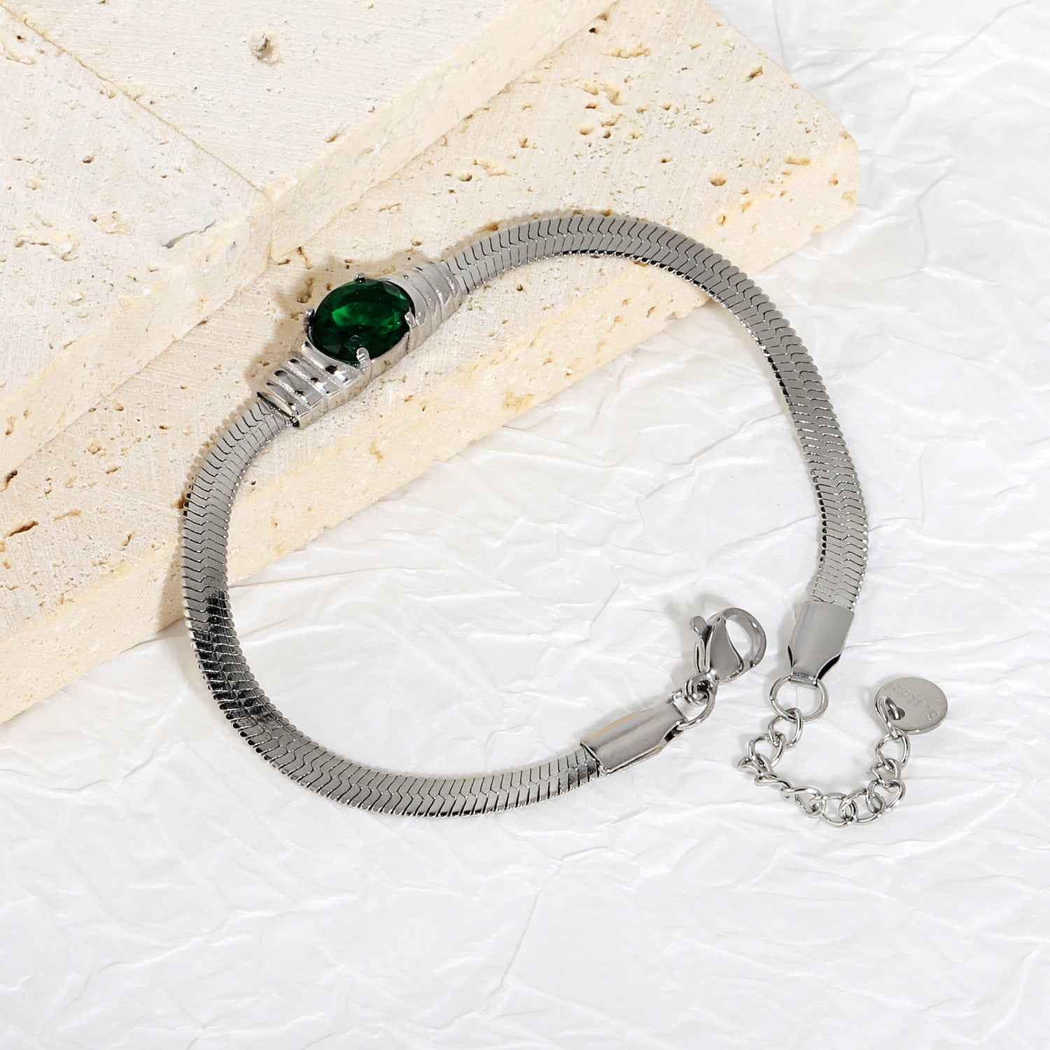 Damen elegante Halskette mit funkelndem grünen Zirkonstein und hochwertigem Goldverschluss Shop Nory