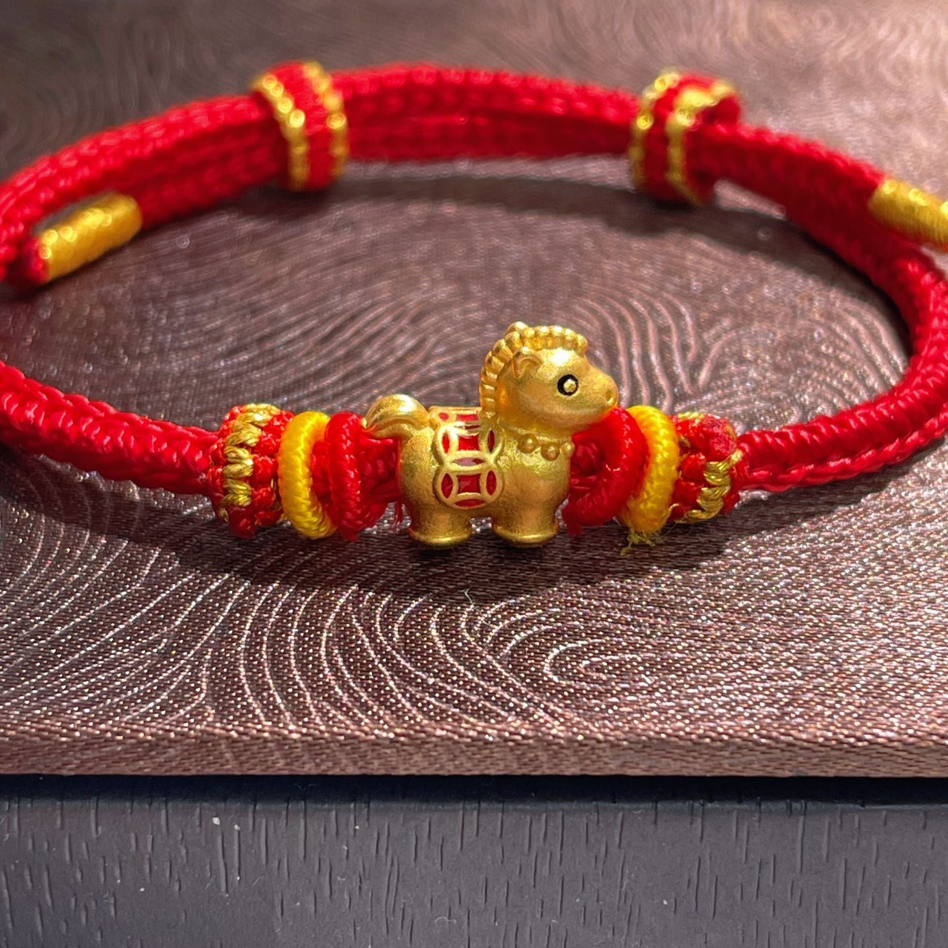 Damen Armband mit goldenem Pferde-Anhänger und rotem Textilband Shop Nory