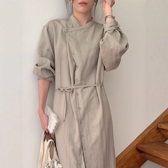 Damen Langes Shirtkleid mit V-Ausschnitt, durchgehender Knopfleiste und Taillengürtel Shop Nory