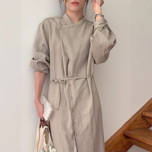 Damen Langes Shirtkleid mit V-Ausschnitt, durchgehender Knopfleiste und Taillengürtel Shop Nory
