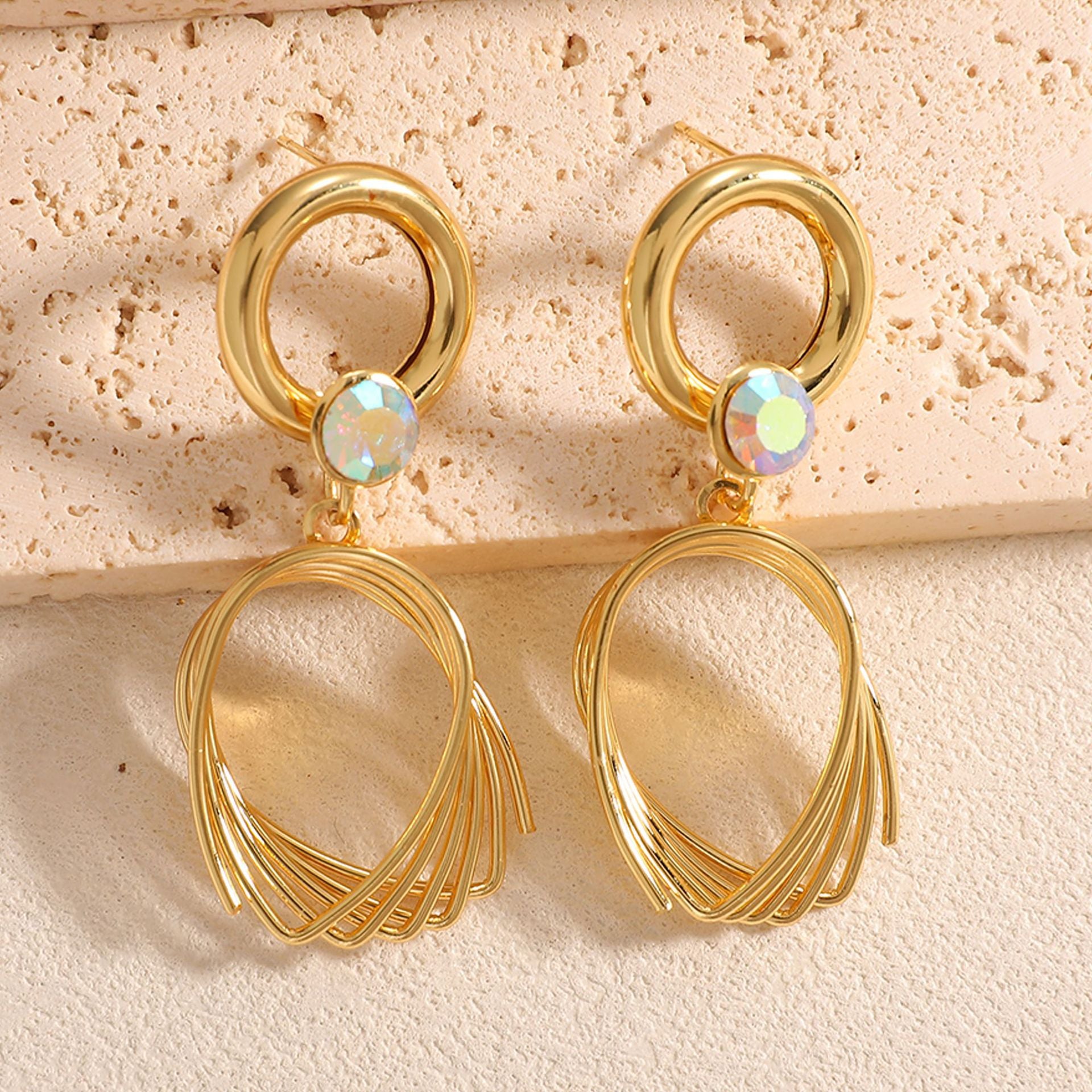 Damen Ohrringe mit elegantem, geschwungenem Drahtdesign Shop Nory