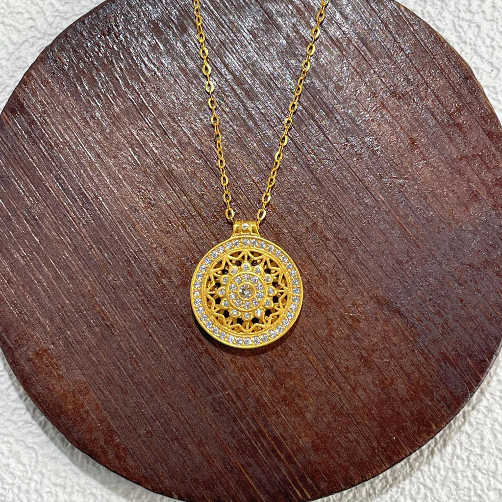 Damen elegante Halskette mit filigranem Mandala-Anhänger und funkelnden Zirkonia Shop Nory