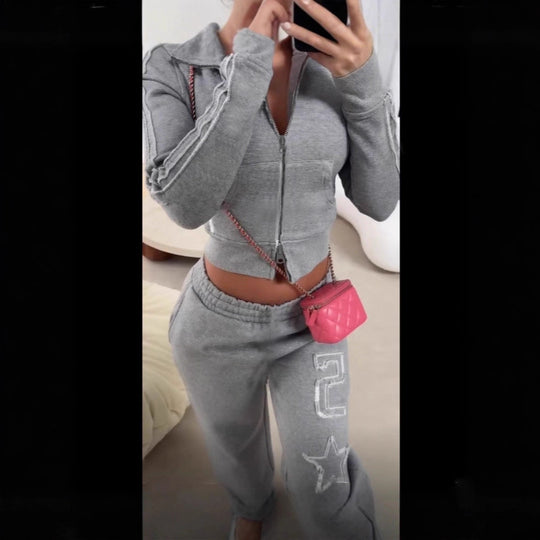 Damen nan taillierte Cropped-Kapuzenjacke mit durchgehendem Reißverschluss, elastischem Abschlussbund und dekorativem College-Print Shop Nory