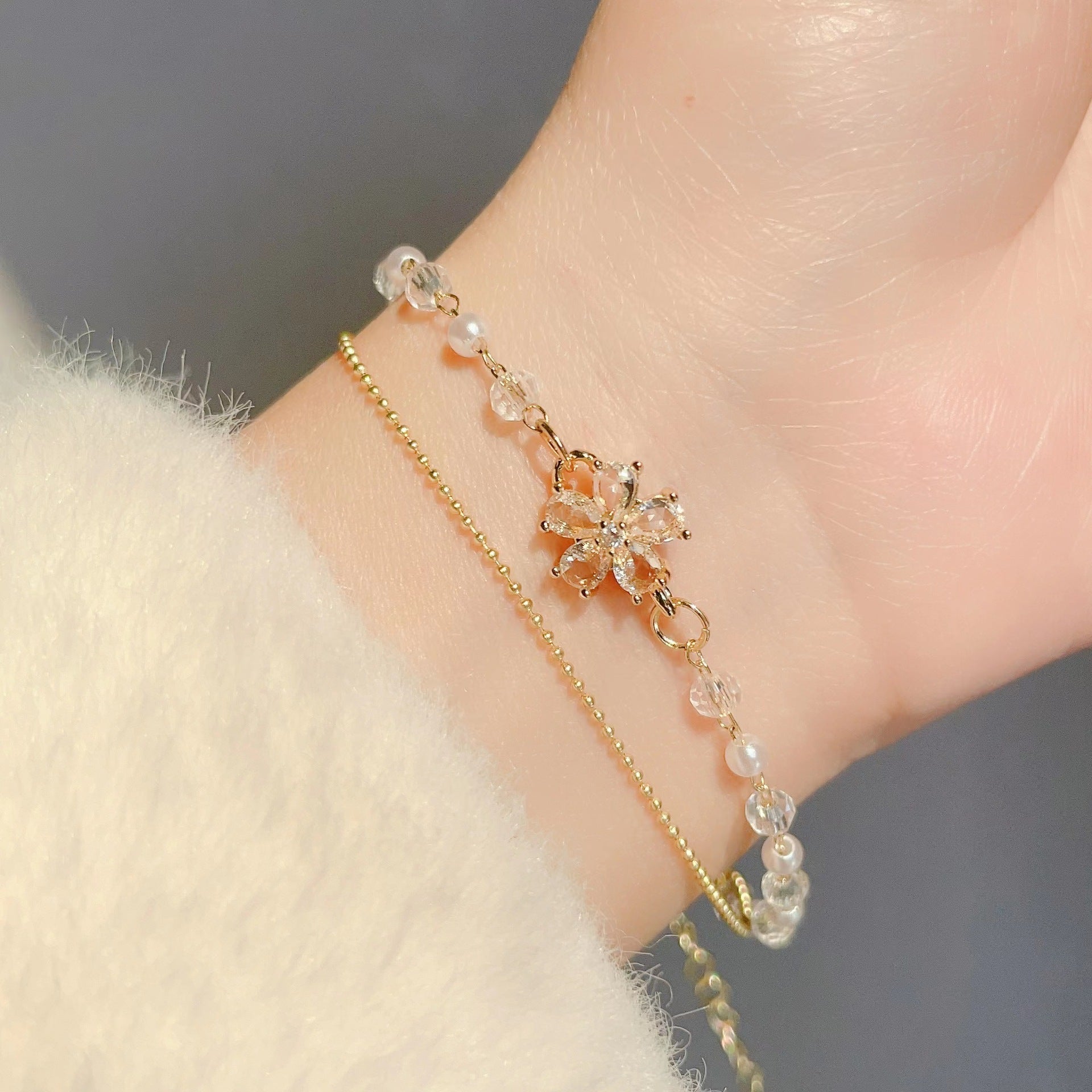 Damenarmband mit funkelndem Kristall-Anhänger und zarten Perlenakzenten Shop Nory