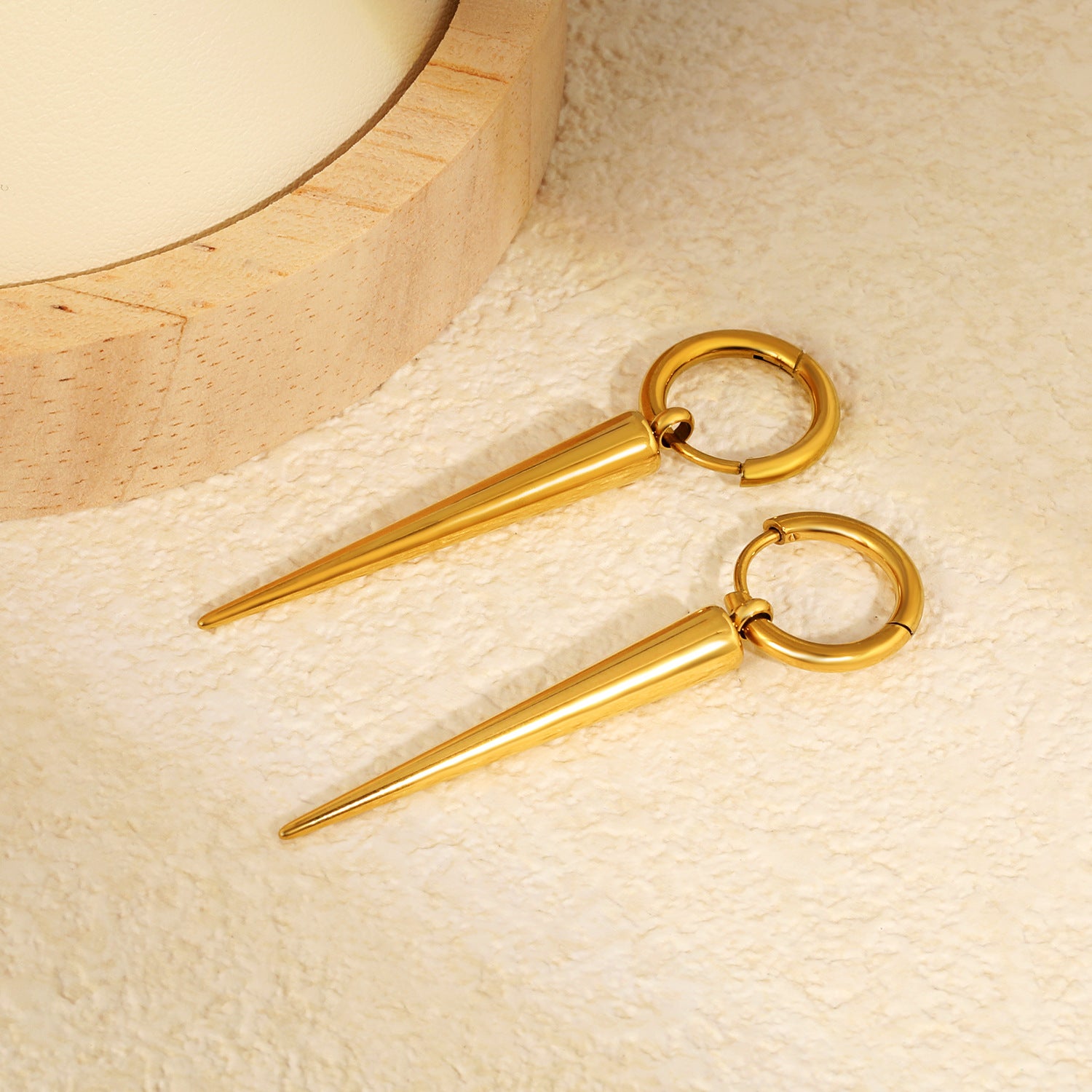 Damen Hängende Ohrstecker mit eleganten, spitzen Metallanhängern Shop Nory