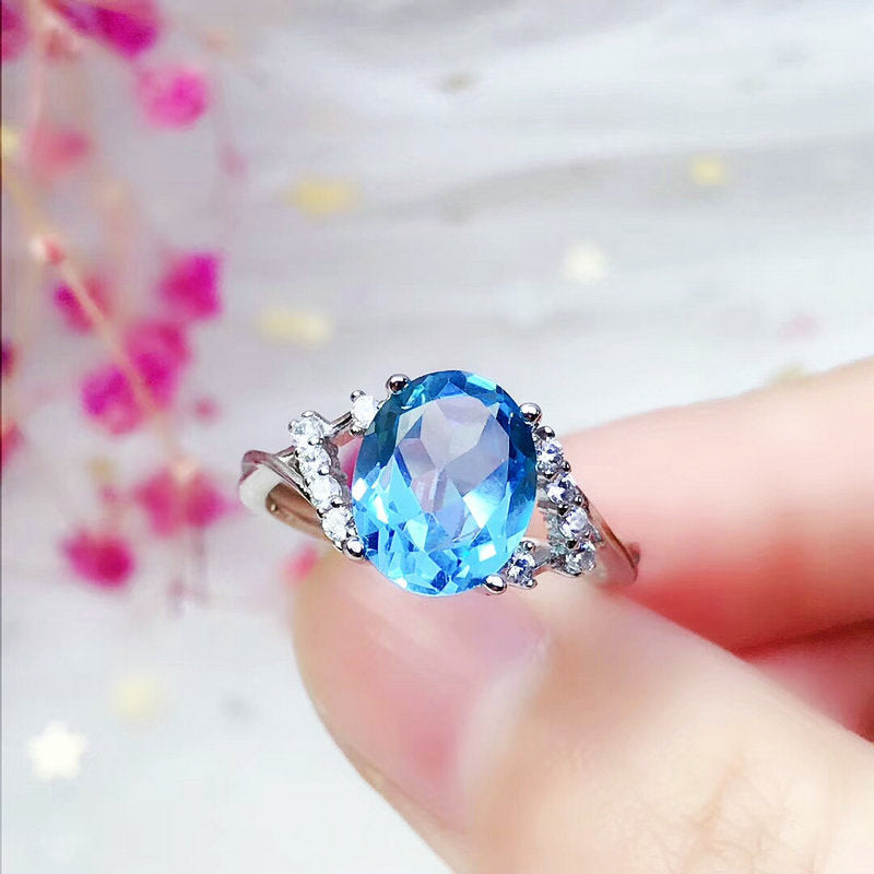 Damen stilvoller Zirkonia Cocktailring mit ovalem Hauptstein und funkelnden Akzenten Shop Nory