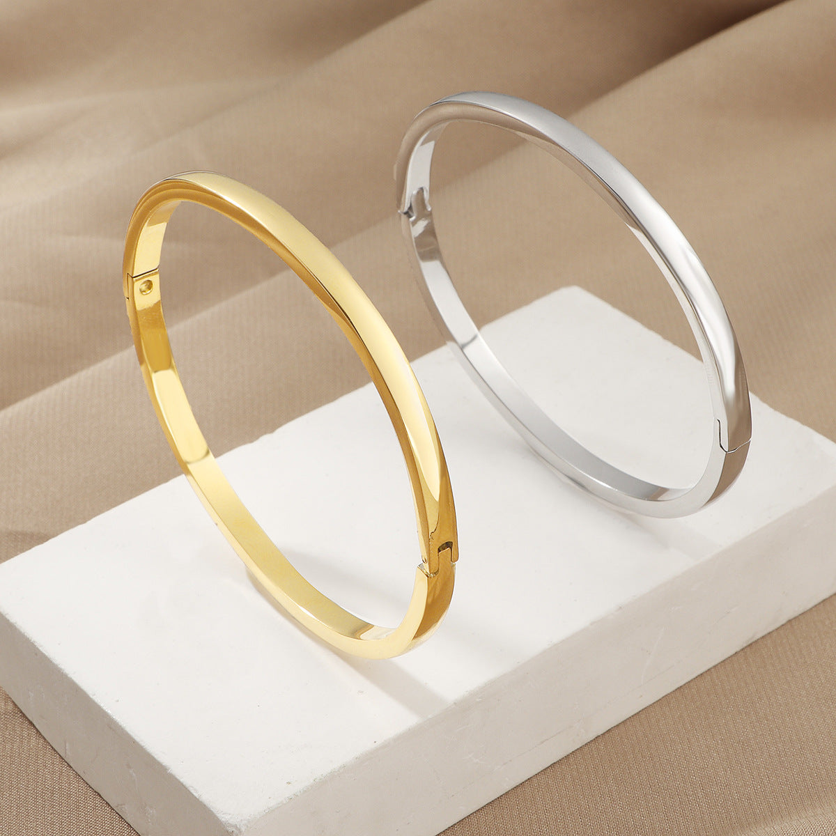 Frauen Sleek Gold Armreife Shop Nory