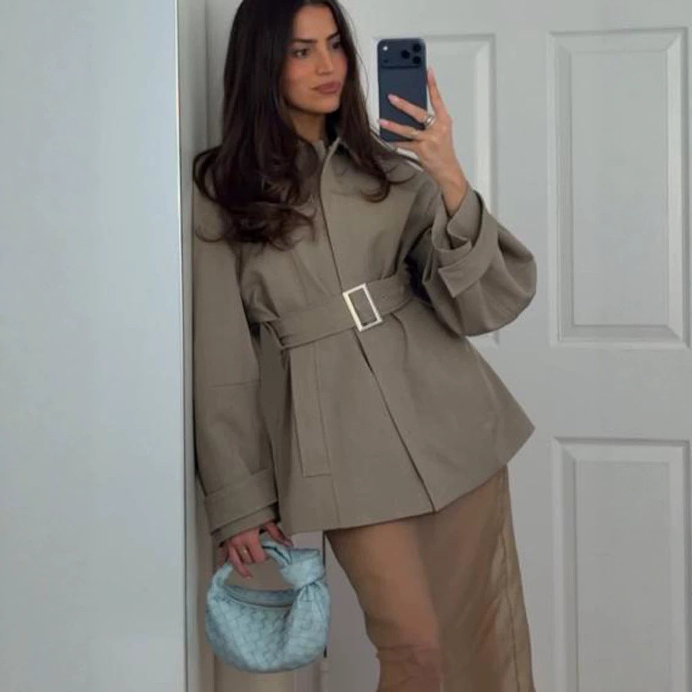 Damen Kurztrench mit Taillengürtel, überschnittener Schulter und voluminösen Ballonärmeln Shop Nory