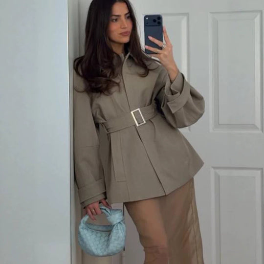 Damen Kurztrench mit Taillengürtel, überschnittener Schulter und voluminösen Ballonärmeln Shop Nory