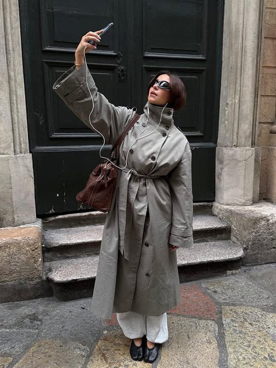 Damen Maxi-Trenchcoat mit hohem Stehkragen, doppelreihiger Knopfleiste & Taillengürtel Shop Nory