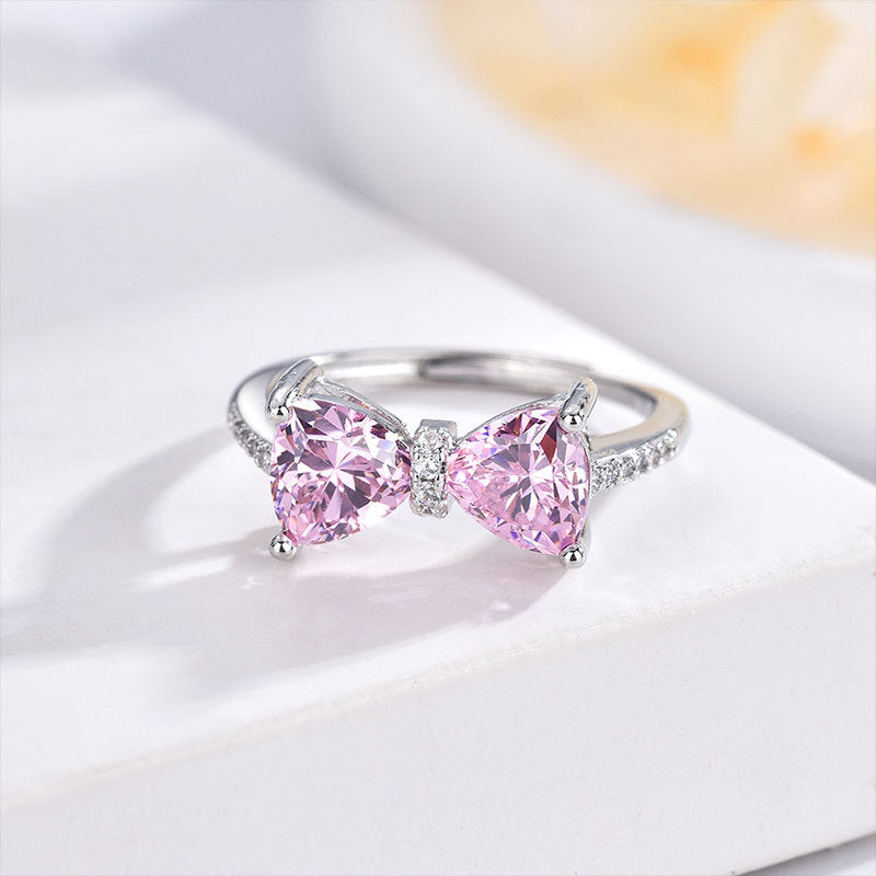 Damename-Ring mit herzförmigen Zirkonia-Steinen und funkelnden Akzenten Shop Nory