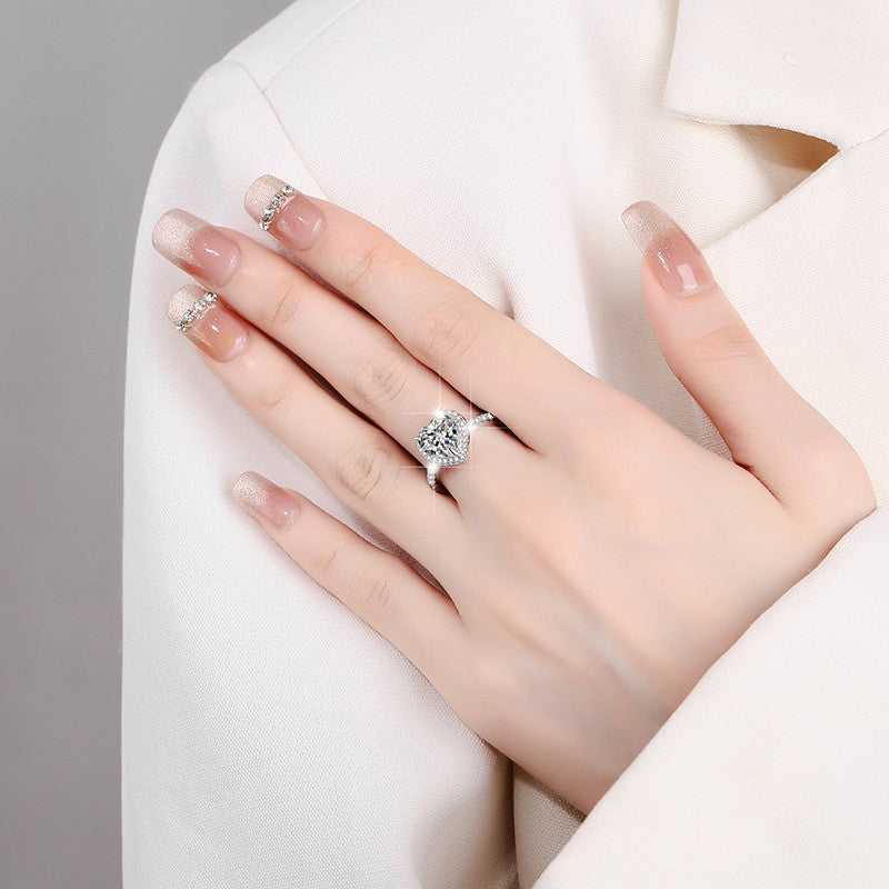 Damen-Verlobungsring mit herzförmigem Hauptstein und funkelnden Zirkonia Shop Nory