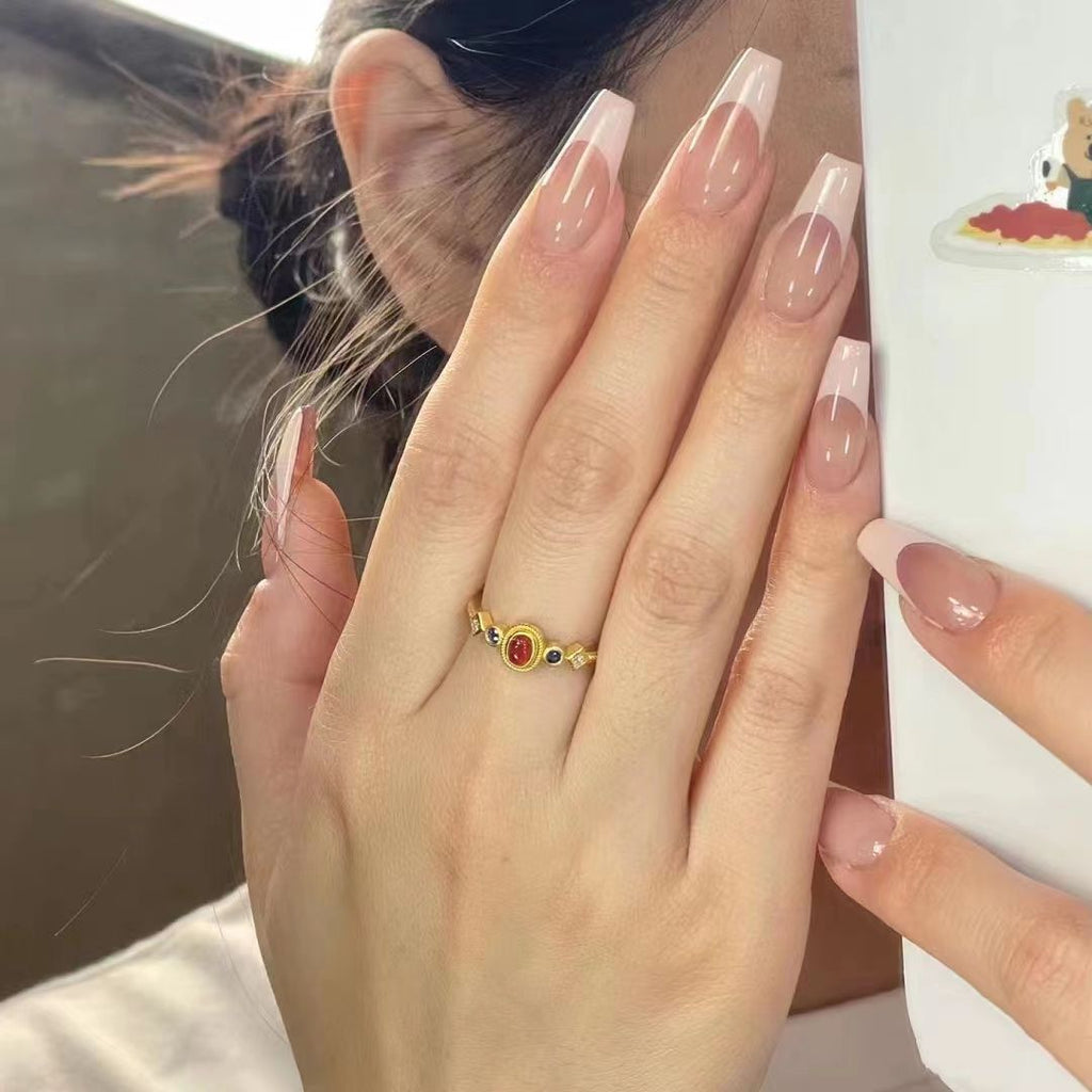 Damenring mit edlem roten Edelstein und kunstvollen Verzierungen Shop Nory