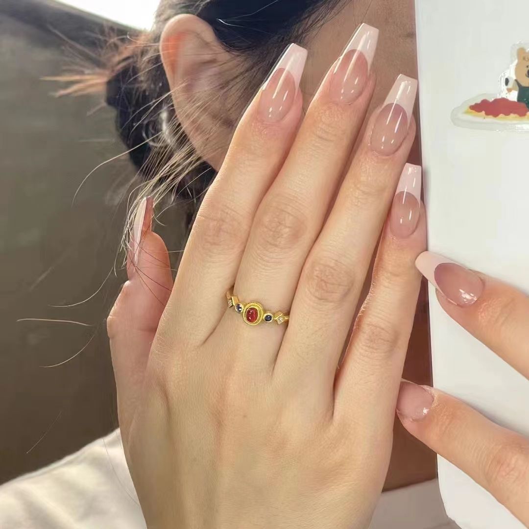 Damenring mit edlem roten Edelstein und kunstvollen Verzierungen Shop Nory