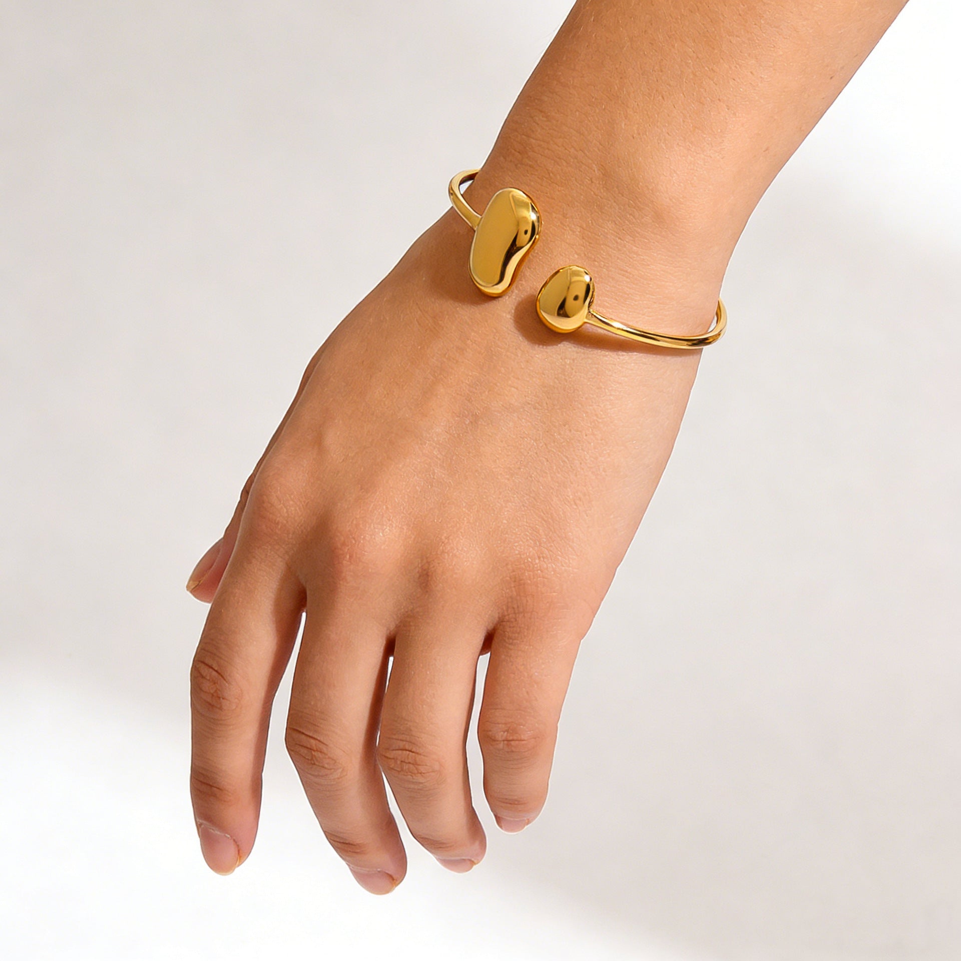 Damen offener Armreif mit modernem, minimalistischem Design und hochglänzender Oberfläche Shop Nory