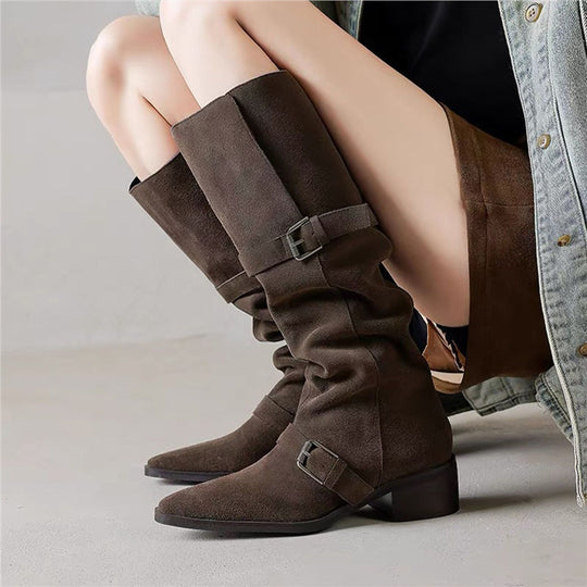 Damen Kniehohe Veloursleder-Slouch-Boots mit spitzer Zehenpartie, verstellbaren Zierschnallen und komfortablem Blockabsatz Shop Nory