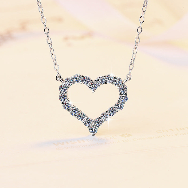 Damen Halskette mit einem liebevollen Herzanhänger und funkelnden Kristallen Shop Nory