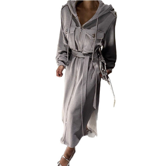 Damen Langes Kapuzen‑Sweatkleid mit Reißverschluss, Pattentaschen, Ballonärmeln und Seitenschlitzen Shop Nory