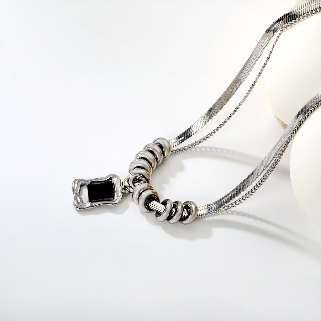 Damen Halskette mit stylischem schwarzen Anhänger und elegantem Gliederdesign Shop Nory