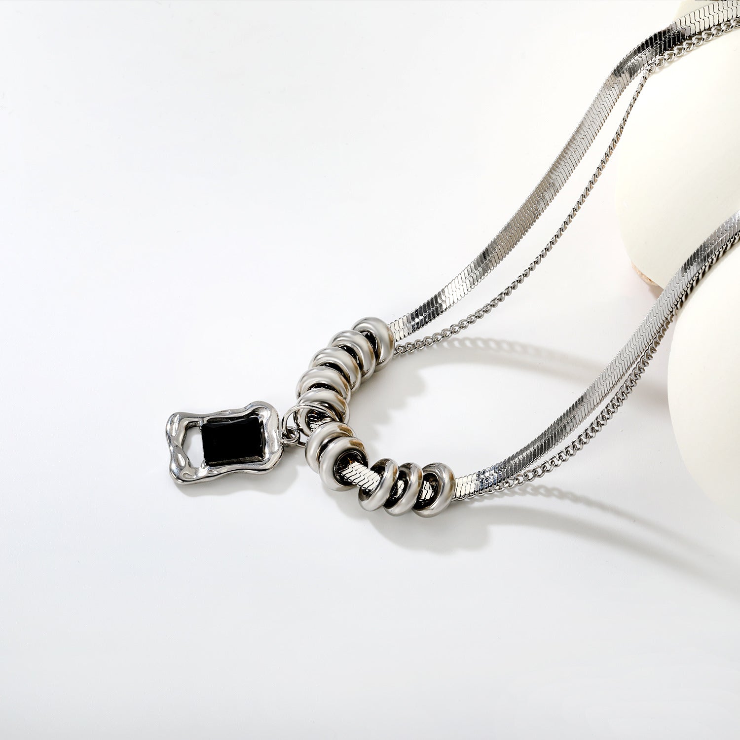 Damen Halskette mit stylischem schwarzen Anhänger und elegantem Gliederdesign Shop Nory