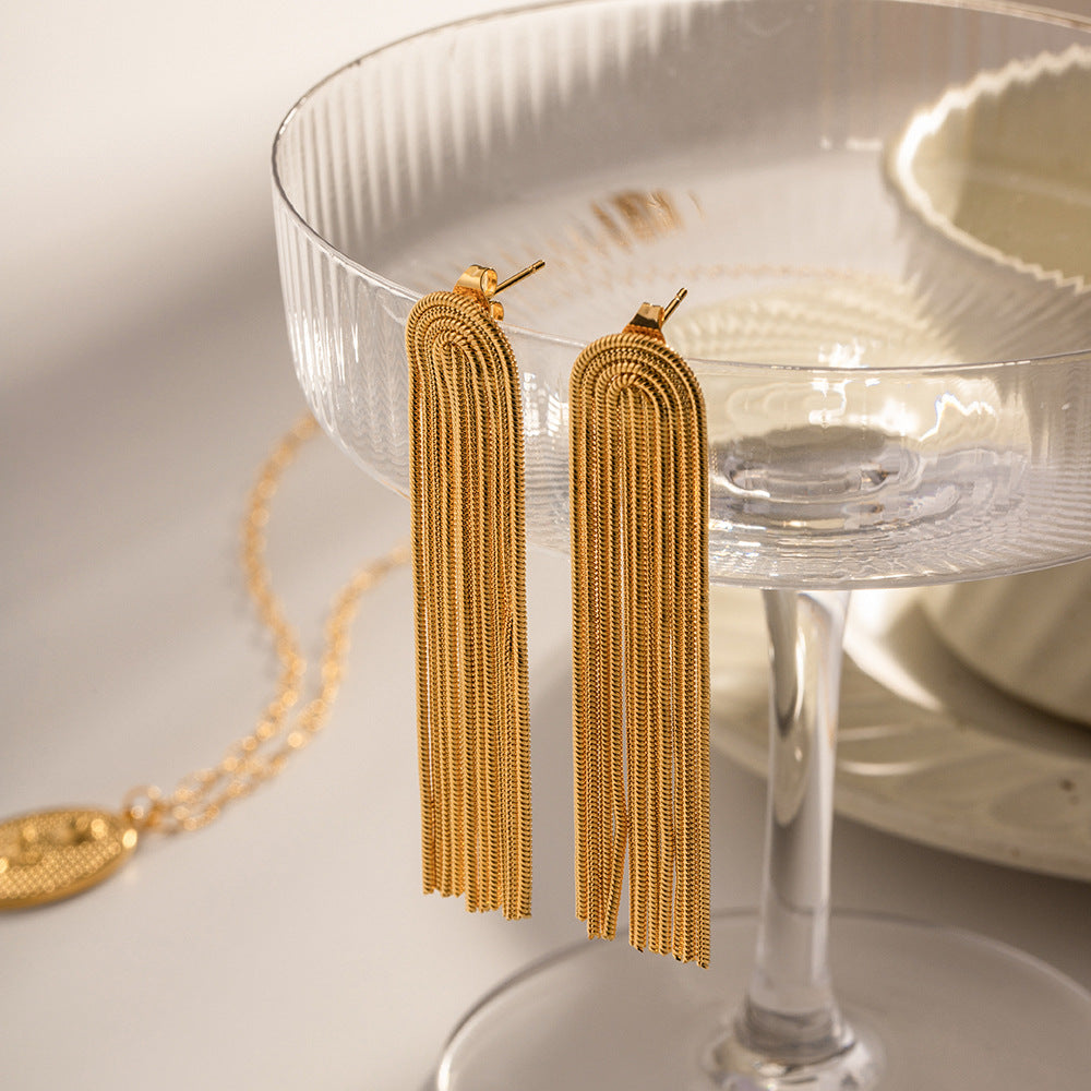 Damen Halskette mit goldenem Anhänger und auffälligen Fransen Shop Nory