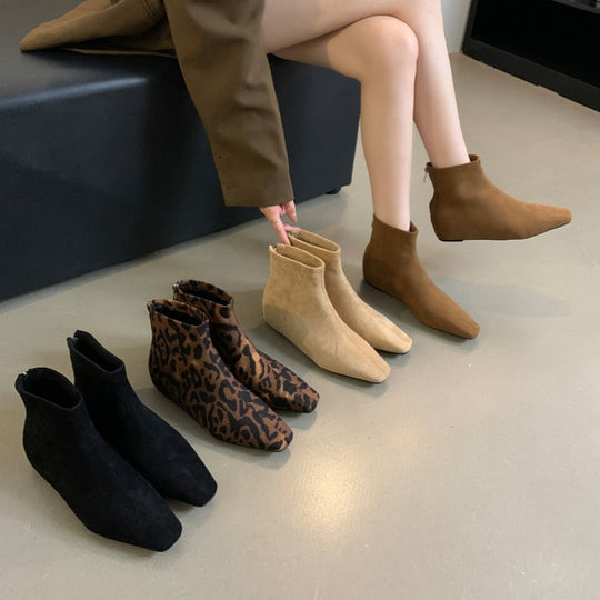 Damen modische Ankle Boots aus feinem Wildleder mit spitzem Schnitt und leichter Keilsohle
