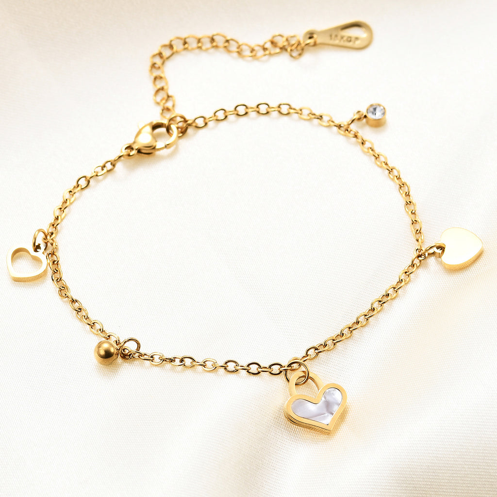 Damen Armband mit herzförmigen Anhängern und funkelnden Zirkonia Shop Nory