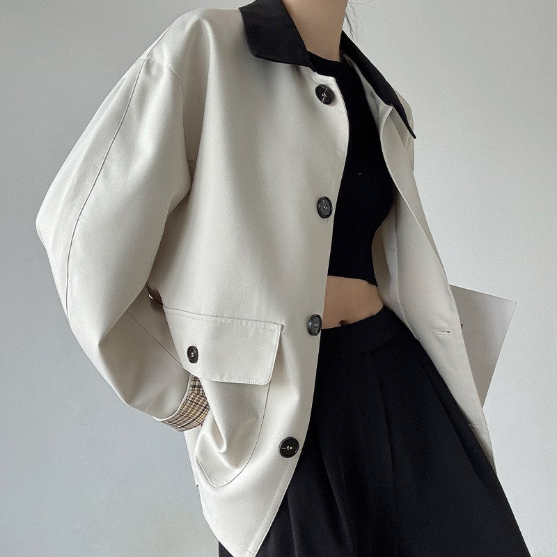 Damen Boxy Kurzjacke im leichten Trenchstil mit Kontrastkragen und kariertem Ärmelaufschlag Shop Nory
