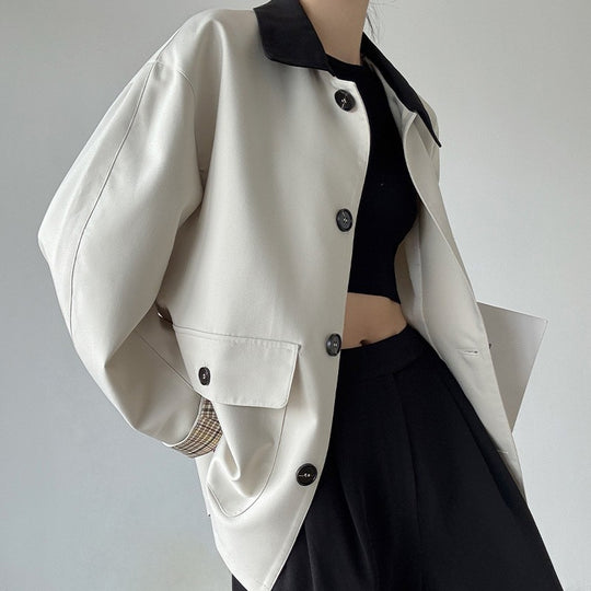 Damen Boxy Kurzjacke im leichten Trenchstil mit Kontrastkragen und kariertem Ärmelaufschlag Shop Nory