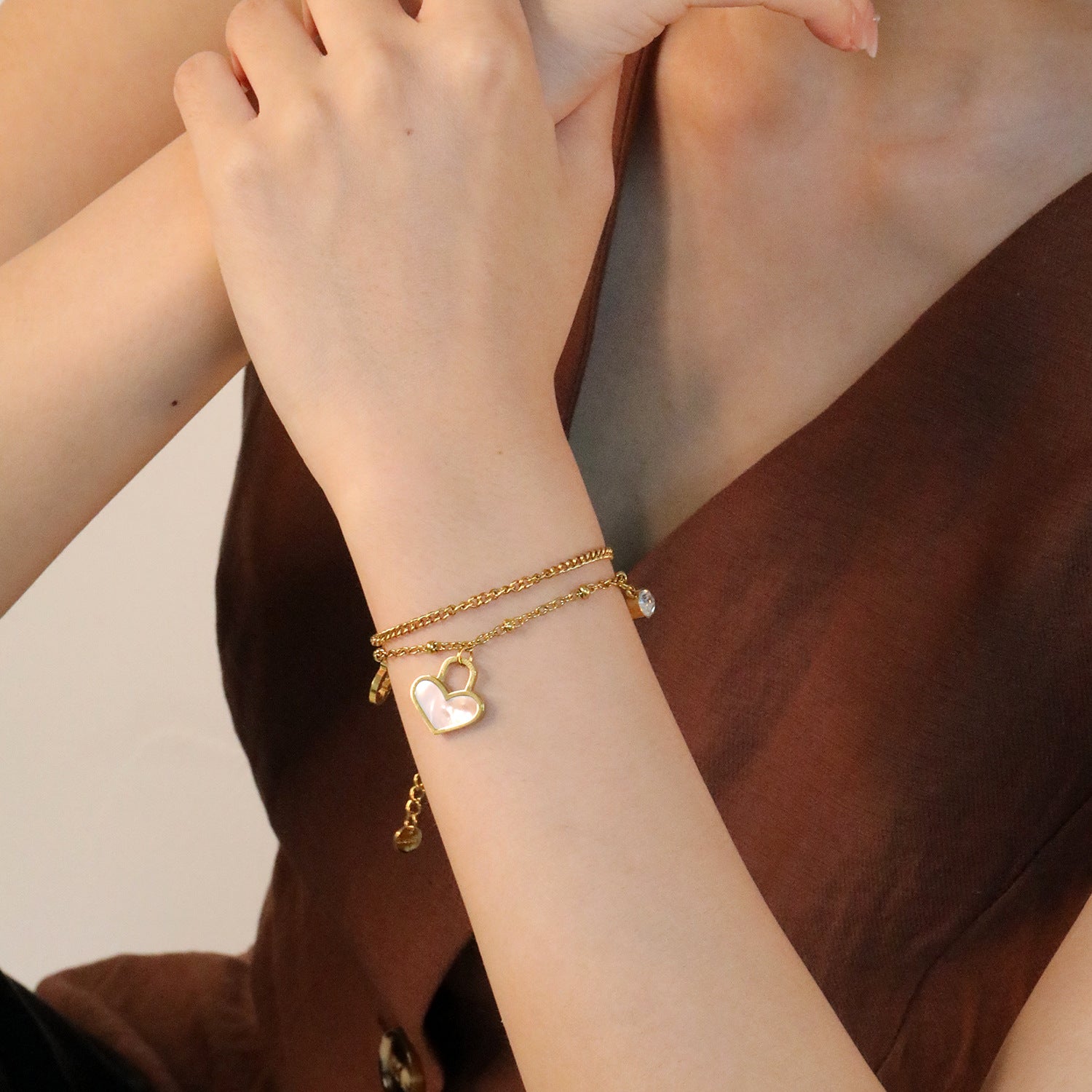 Damen Armband mit Herzen-Anhänger und funkelnden Kristallen Shop Nory