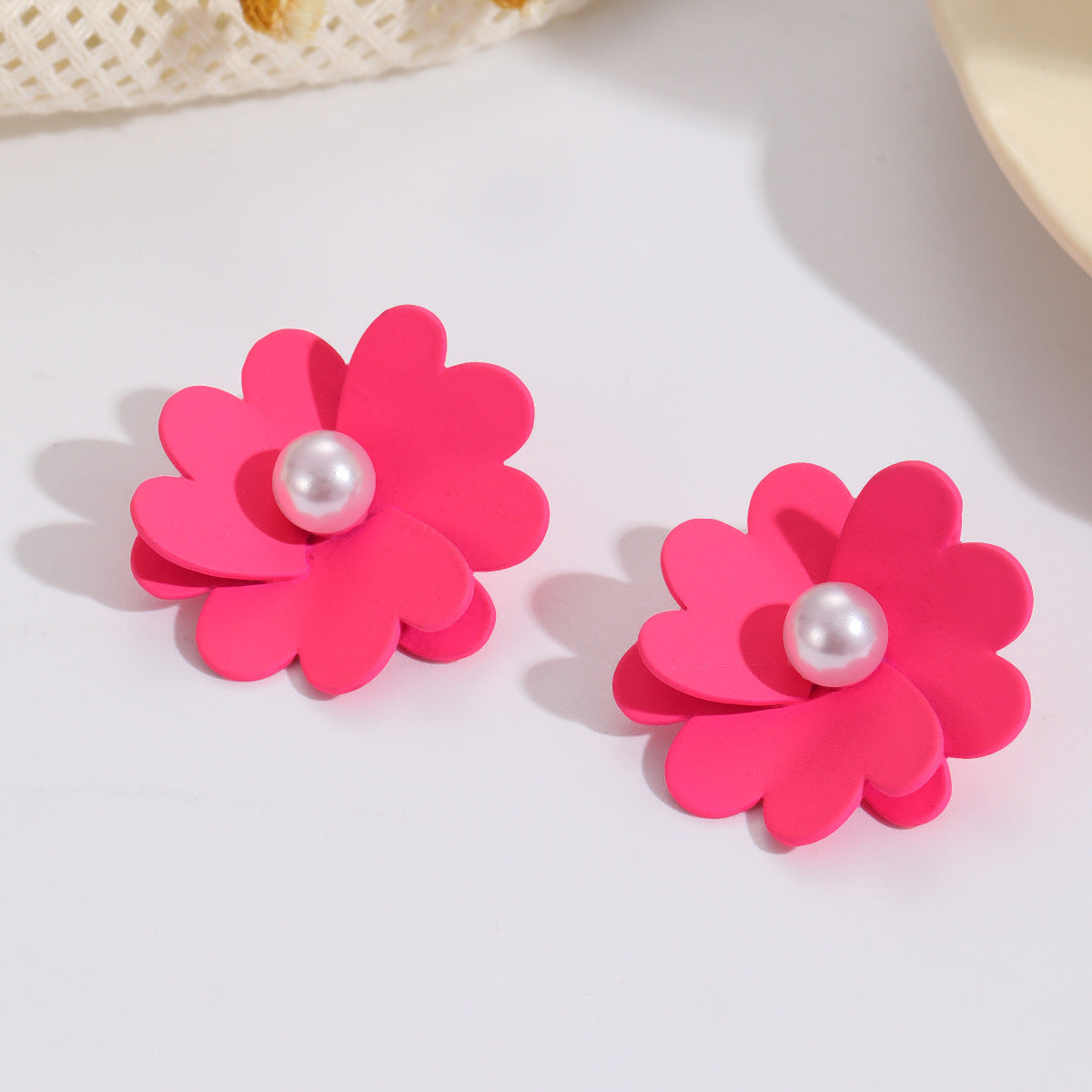 Damen Ohrstecker mit lebendigem Blumendesign und stylishen Perlenakzenten Shop Nory