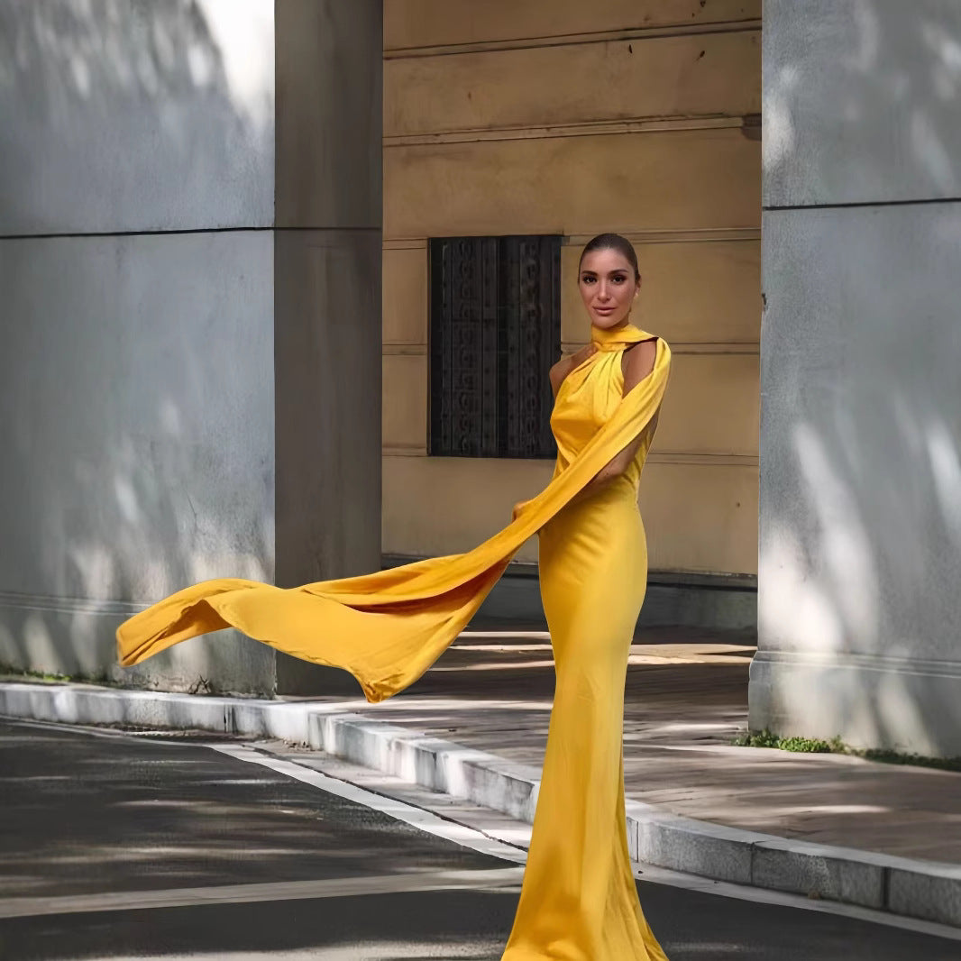 Damen Elegantes und fließendes Abendkleid mit asymmetrischem Ausschnitt
