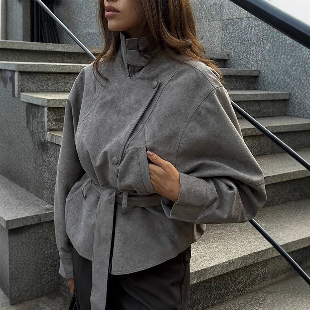 Damen Kurzjacke aus Veloursleder‑Optik mit hohem Stehkragen, Taillengürtel und kastiger Oversize‑Silhouette Shop Nory