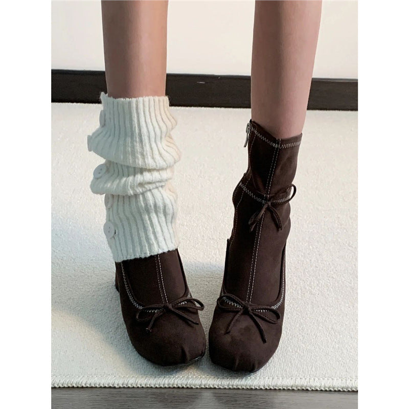 Damen Ballerina‑inspirierte Ankle‑Heels mit gerafftem Schaft und sculpted Blockabsatz Shop Nory