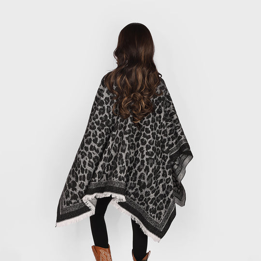 Damen Jacquard‑Poncho im Oversize‑Überwurf mit Leoprint und Fransensaum Shop Nory