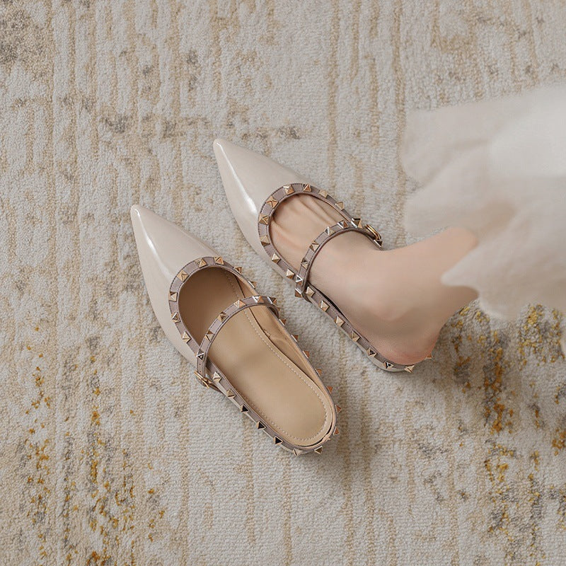 Damen Spitz zulaufende Lack‑Mary‑Jane Ballerina mit gepolstertem Komfortfußbett und Pyramidennieten Shop Nory