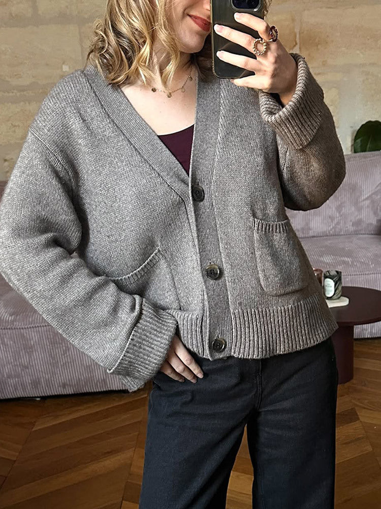 Damen Boxy Strickjacke mit V-Ausschnitt, aufgesetzten Taschen und Hornknöpfen Shop Nory