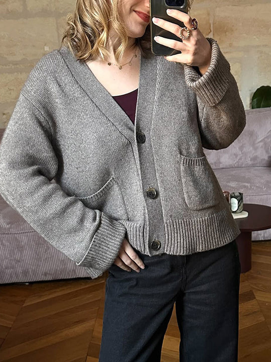 Damen Boxy Strickjacke mit V-Ausschnitt, aufgesetzten Taschen und Hornknöpfen Shop Nory